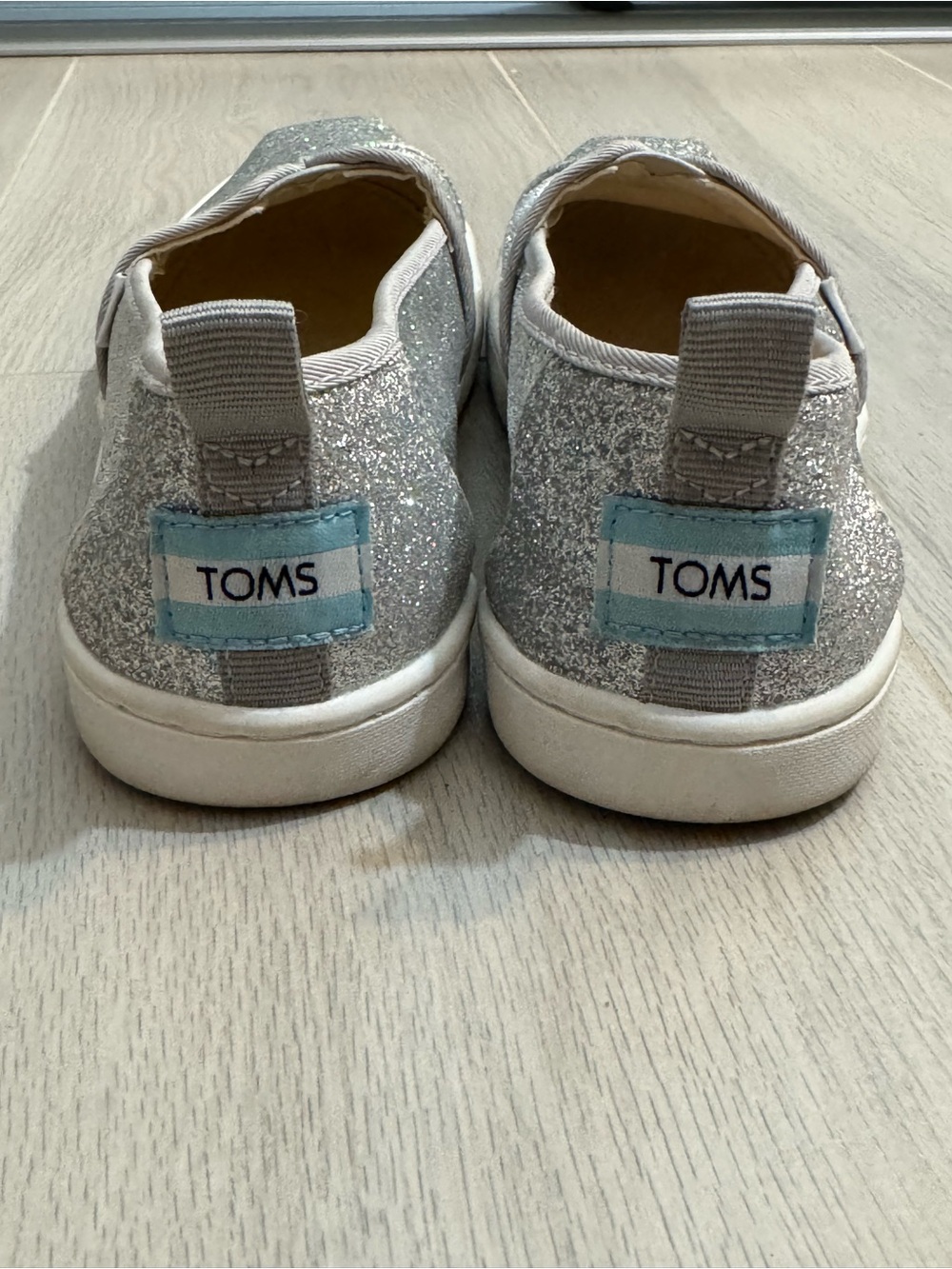 Girls TOMS Silver Glitter shoes size 2.5 - Picture 3 of 4